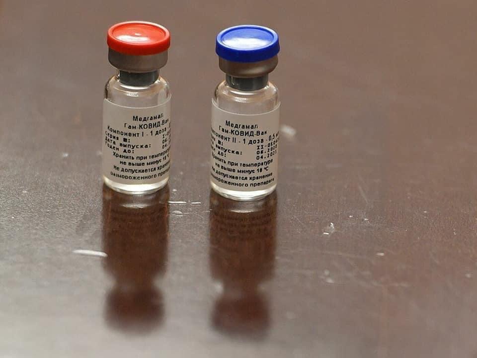 В прививочных пунктах ГКОБ №1 продолжается вакцинация онкологических пациентов и сотрудников больницы