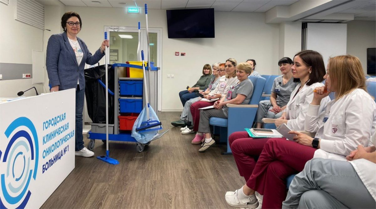 25 мая в Первой онкологической больнице Москвы прошел мастер-класс по проведению безвёдерной уборки для медицинских сестер и младшего медицинского персонала