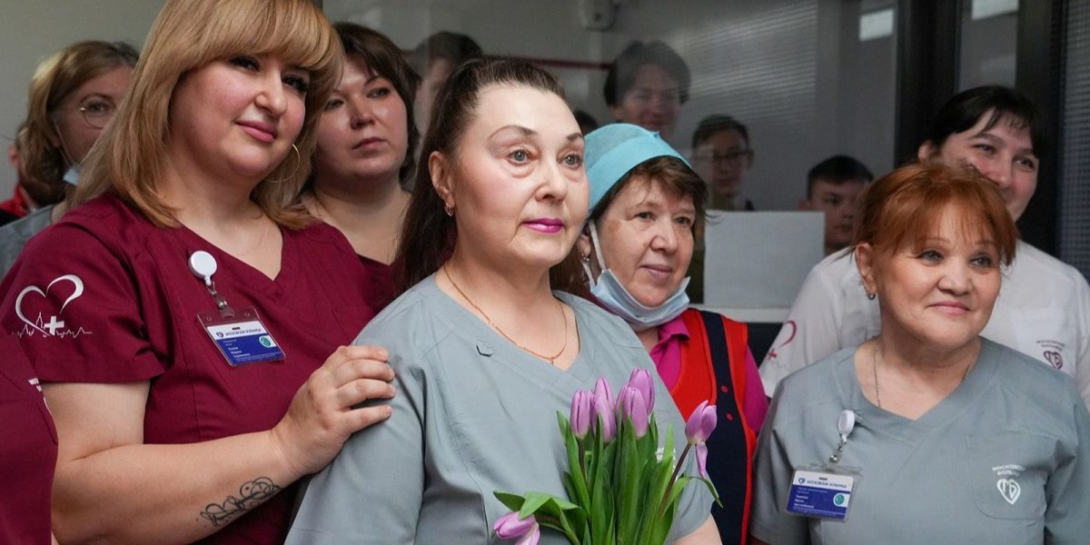 В московских больницах и поликлиниках поздравили сотрудниц и пациенток с 8 Марта
